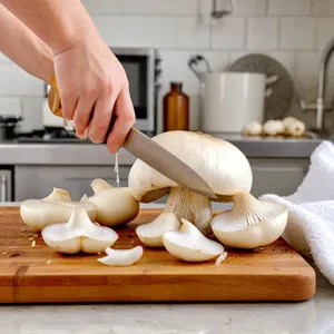 Рецепт Салат "Грибная симфония" с курицей и шампиньонами - Подготовка шампиньонов