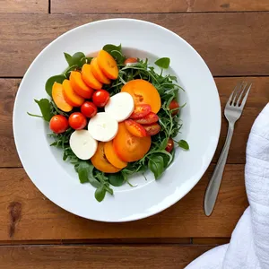 Рецепт Салат Капрезе с хурмой и рукколой - Сборка салата