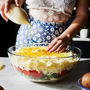 Рецепт Салат "Мимоза" с кальмарами и яйцом - Сборка первого слоя