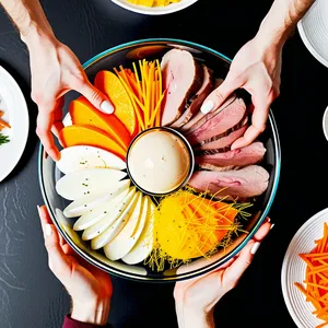 Рецепт Салат "Мимоза" с копченым мясом и грушей - Сборка салата слоями