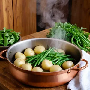 Рецепт Салат Нисуаз с копченой индейкой и клюквенным соусом - Варка картофеля и фасоли