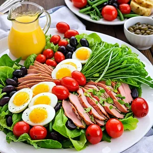 Рецепт Салат Нисуаз с копченой индейкой и клюквенным соусом - Сборка салата