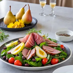 Рецепт Салат Нисуаз с копченой уткой и грушей - Подача