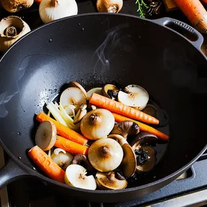 Рецепт Салат "Охотничья добыча" с олениной и брусникой - Обжаривание овощей и грибов