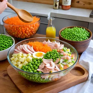 Рецепт Салат "Оливье" с копченой курицей и грушей - Сборка салата