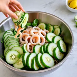 Рецепт Салат с кальмарами и огурцом в медово-горчичной заправке - Смешивание ингредиентов