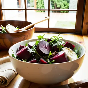 Рецепт Салат с козьим сыром и свеклой в гранатовом соусе - Сборка салата