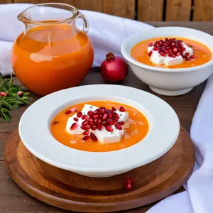 Рецепт Сальморехо с гранатом и козьим сыром - Подача блюда