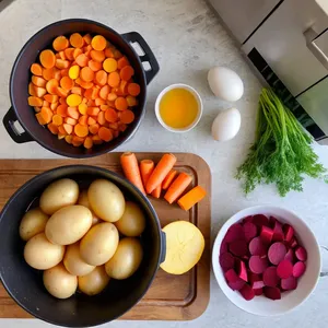 Рецепт Сельдь под шубой с гранатом и грецкими орехами - Подготовка овощей и яиц