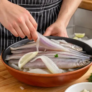 Рецепт Сельдь под шубой с мандарином и фисташками - Подготовка сельди и лука
