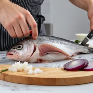 Рецепт Сельдь под шубой с помело и кедровыми орешками - Обработка сельди и лука