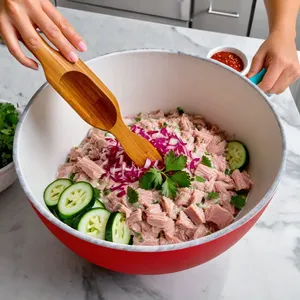 Рецепт Севиче из тунца с кокосом и лаймом - Смешивание ингредиентов