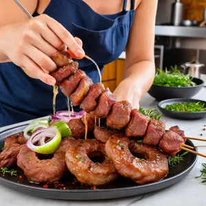 Рецепт Шашлык из баранины с гранатовым соусом - Нанизывание мяса на шпажки