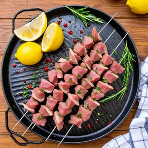 Рецепт Шашлык из баранины с розмарином и чесноком - Нанизывание шашлыка