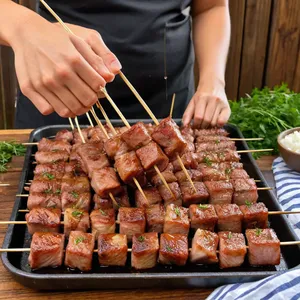 Рецепт Шашлык из свинины с мёдом и соевым соусом - Нанизывание мяса на шампуры