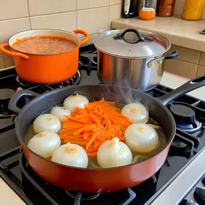 Рецепт Щи с вялеными томатами и чесноком - Обжарка лука и моркови