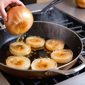 Рецепт Щука с яблочным сидром и шалфеем - Обжарка лука