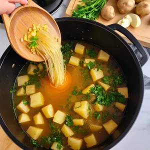 Рецепт Шурпа из баранины с черешней и розмарином - Добавление картофеля и чеснока