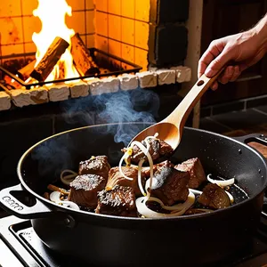 Рецепт Шурпа из баранины с финиками и кардамоном - Обжаривание мяса и лука