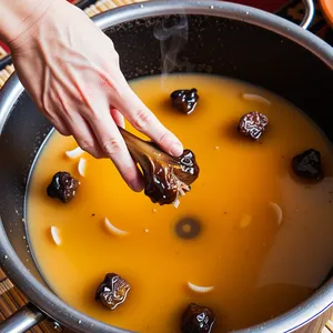 Рецепт Шурпа из баранины с финиками и кардамоном - Добавление фиников и чеснока