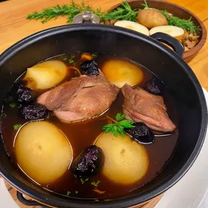 Рецепт Шурпа из утки с черносливом и яблоками - Тушение с картофелем