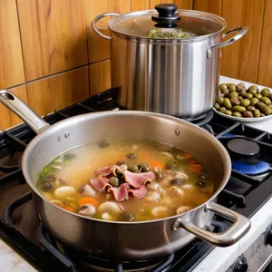 Рецепт Солянка с беконом и солеными груздями - Приготовление бульона