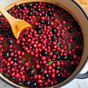 Рецепт Солянка с дичью и брусникой - Введение брусники и оливок