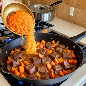 Рецепт Солянка с говядиной и черносливом - Обжарка мяса и овощей