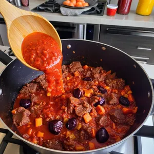 Рецепт Солянка с говядиной и черносливом - Добавление томатной пасты и чернослива