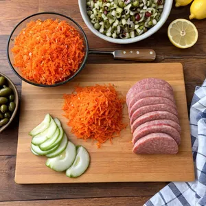 Рецепт Солянка с копченой колбасой и маслинами - Подготовка овощей и колбасы