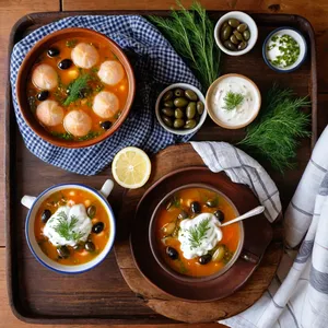 Рецепт Солянка с копченой колбасой и маслинами - Подача