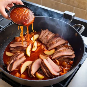 Рецепт Солянка с копченой уткой и яблоками - Тушение с уткой и яблоками