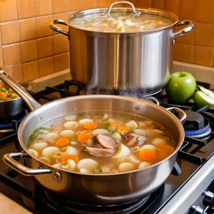 Рецепт Солянка с копченой уткой и яблоками - Варка солянки