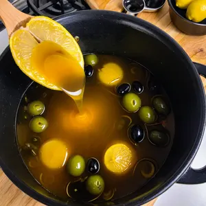 Рецепт Солянка с копченой уткой и яблоками - Добавление оливок и лимона