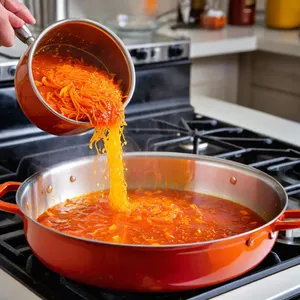 Рецепт Солянка с копчёной скумбрией и картофелем - Обжарка овощей