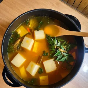 Рецепт Солянка с копчёной скумбрией и картофелем - Варка супа