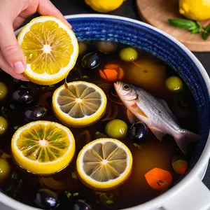 Рецепт Солянка с копчёной скумбрией и картофелем - Добавление оливок и лимона