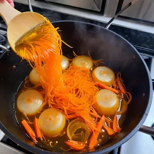 Рецепт Солянка с копчёной свининой и квашеной капустой - Обжарка лука и моркови