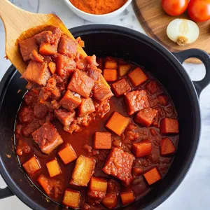 Рецепт Солянка с копчёной свининой и квашеной капустой - Добавление свинины и томатной пасты