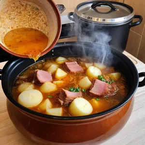 Рецепт Солянка с копчёной свининой и квашеной капустой - Варка солянки
