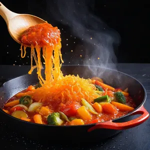 Рецепт Солянка с копчёными колбасками и солёными грибами - Обжарка овощной заправки