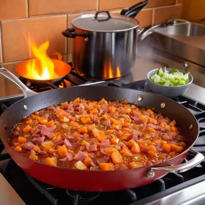 Рецепт Солянка с ветчиной и солёными огурчиками - Обжарка овощей и ветчины