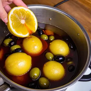 Рецепт Солянка с ветчиной и солёными огурчиками - Добавление оливок и лимона