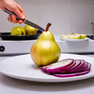 Рецепт Солёная сельдь с грушей и грецким орехом - Нарезка груши и лука