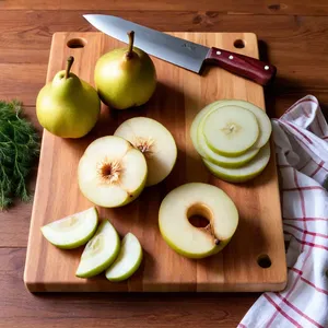 Рецепт Солёная сельдь с грушей и укропом - Нарезка груши и лука