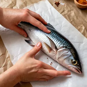 Рецепт Солёная скумбрия с лимоном и пряными травами - Натирание рыбы