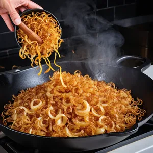 Рецепт Сосиски с арахисовым соусом и жареным луком-шалот - Обжарка лука-шалота