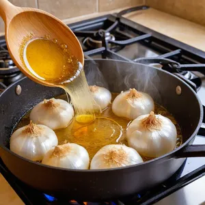 Рецепт Сосиски с карри и кокосовым молоком - Обжарка лука и чеснока
