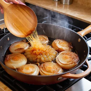 Рецепт Сосиски с хрустящей луковой корочкой - Обжаривание лука