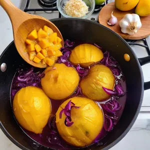 Рецепт Сосиски с манговым чатни и кинзой - Приготовление мангового чатни